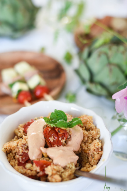 Couscoussalat mit Tomaten-Knoblauch-Gemüse, fein abgeschmeckt mit Honig ...