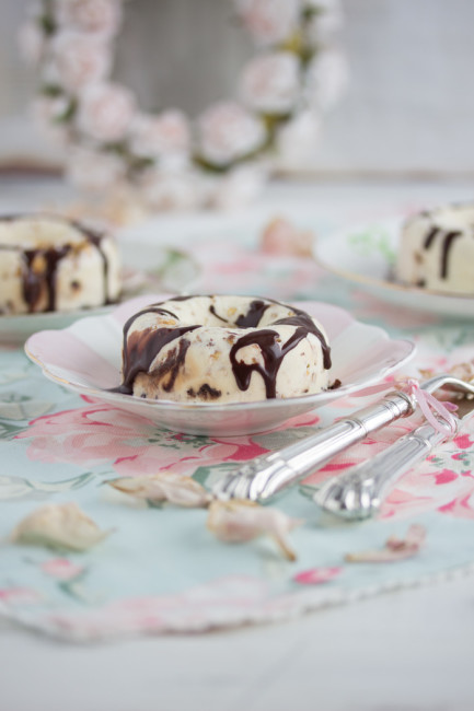 Vanilleeis-Donut mit Dinkel Erdnuss Pops