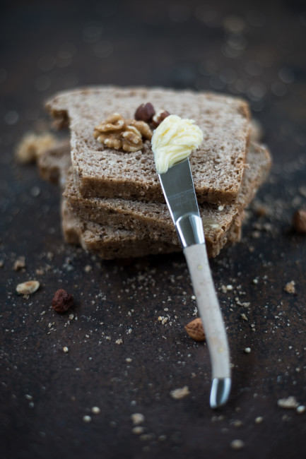 Apfelrezepte: Selbstgebackenes Brot mit Nüssen und Apfelstücken