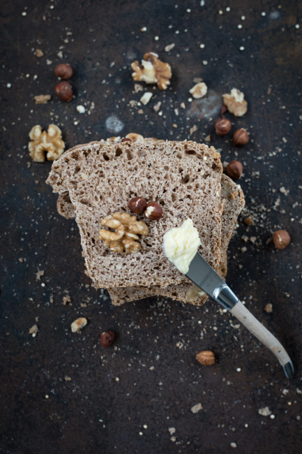 Apfelrezepte: Selbstgebackenes Brot mit Nüssen und Apfelstücken