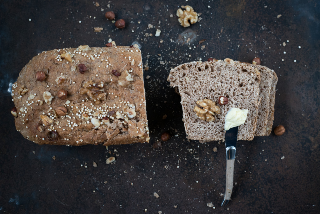 Apfelrezepte: Selbstgebackenes Brot mit Nüssen und Apfelstücken