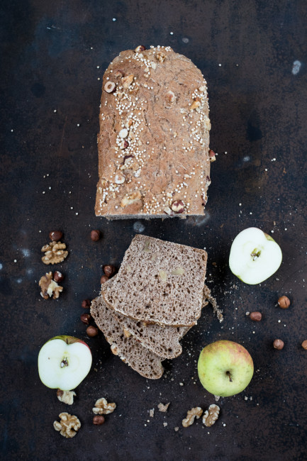 Apfelrezepte: Selbstgebackenes Brot mit Nüssen und Apfelstücken