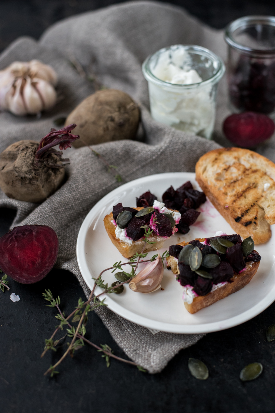 Rote-Bete-Crostini mit Ziegenfrischkäse - Fingerfood und Partyrezepte