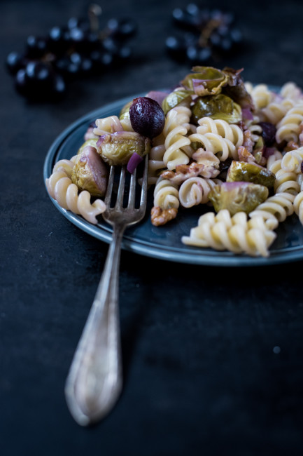 Rosenkohlpasta-4391 Trauben Rosenkohl und Nüsse