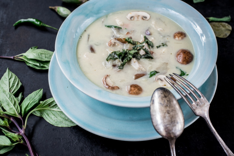 Gemüsesuppe nach Art Tom Kha Gai mit Thaibasilikum und Kokosmilch