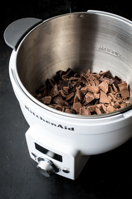 Pralinen aus Schokoladen und Keksresten-9898 Waermeschuessel von KitchenAid: Schokolade richtig schmelzen