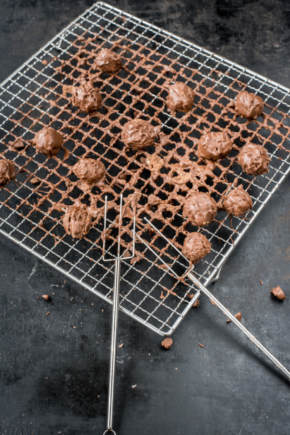 Pralinen aus Schokoladen- und Keksresten mit Frischkaese