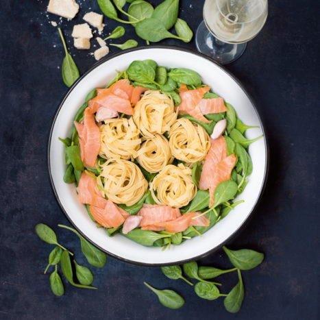One Pot Pasta mit Lachs und Spinat