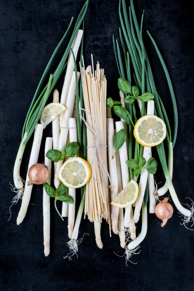 Spargelrezepte: Gebraten mit Basilikumoel