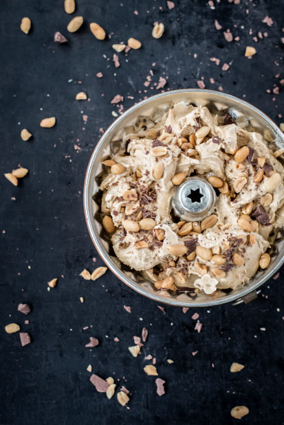 Eis mit gesalzenen Erdnüssen selber machen