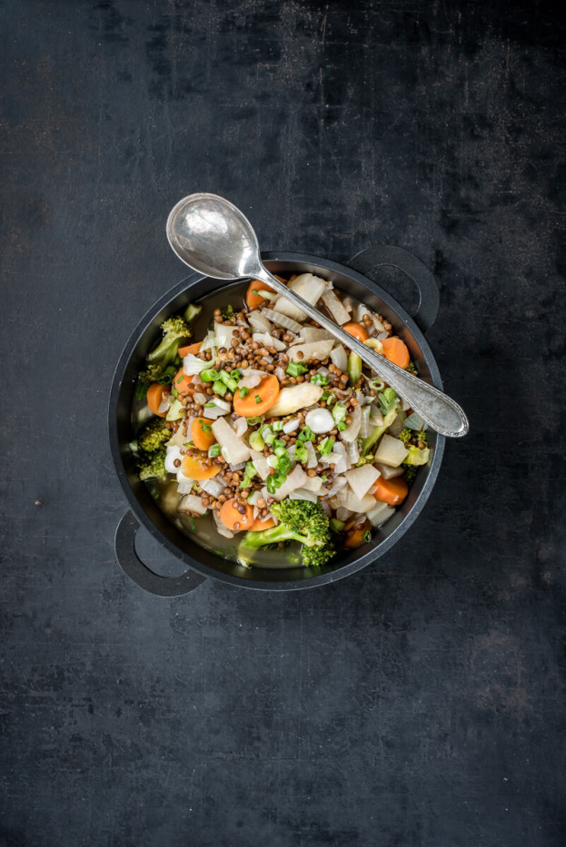 Linsensuppe mit Spargel, Kohlrabi und Karotten