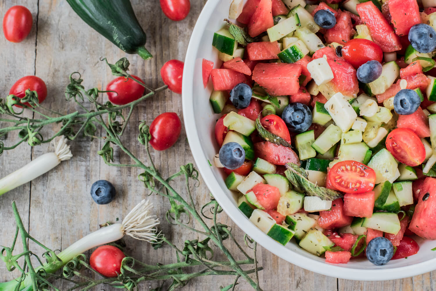Salate zum Grillen: Sommerlicher Wassermelonensalat mit Feta und Blaubeeren