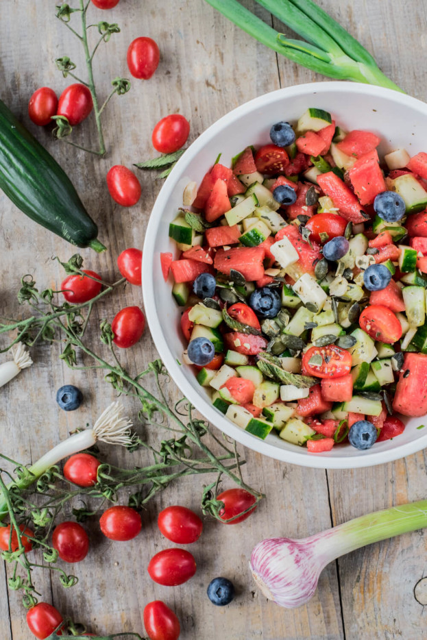Wassermelonensalat mit Blaubeeren und Tomaten