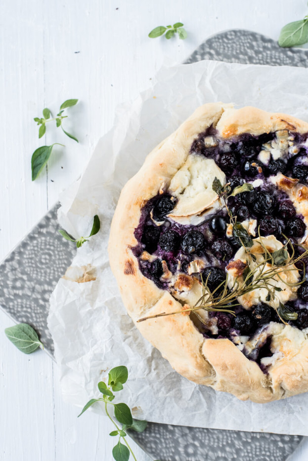 Ziegenkäse-Blaubeer-Brot zum Wein