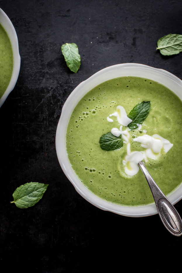Zucchini-und Gurkensuppe mit Minze