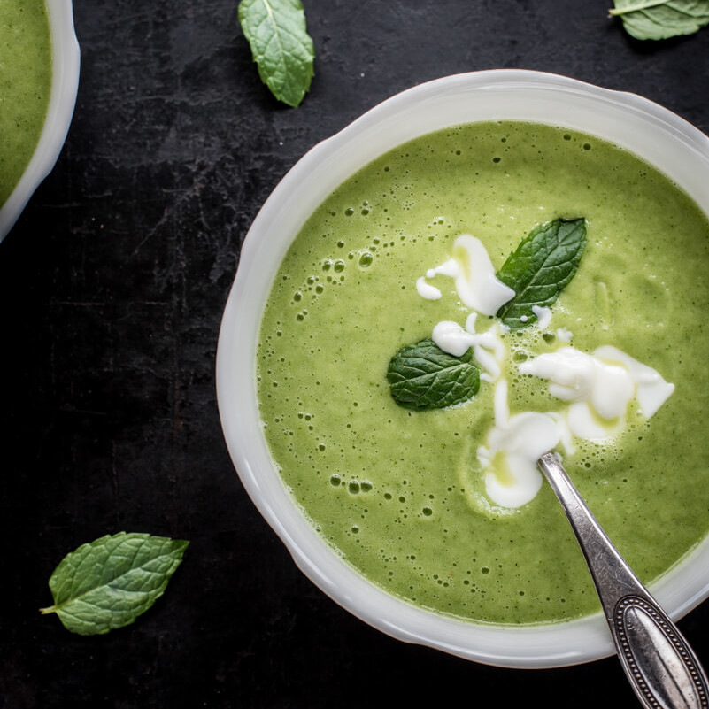 Zucchini-und Gurkensuppe mit Minze