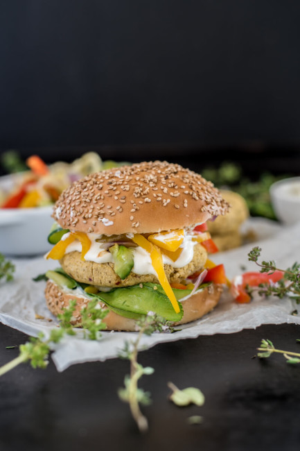 Veggie-Burger mit Gemüse und Knoblauch