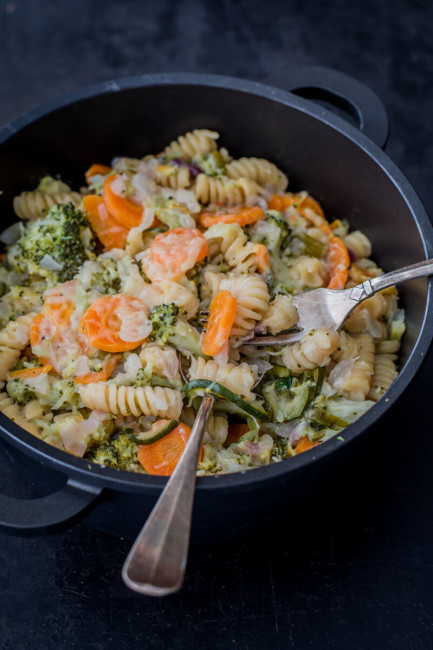 Vegetarische One Pot Pasta mit Weißwein-Käse-Soße