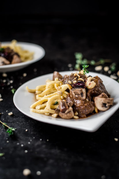 Rehgulasch mit Cranberries und Pilzen - Rezept für Festtagsmenü