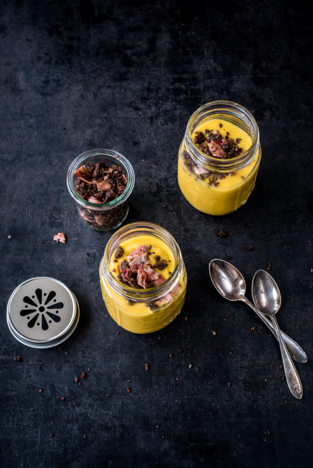 Steckrübencremesuppe mit Schinkenbrottopping