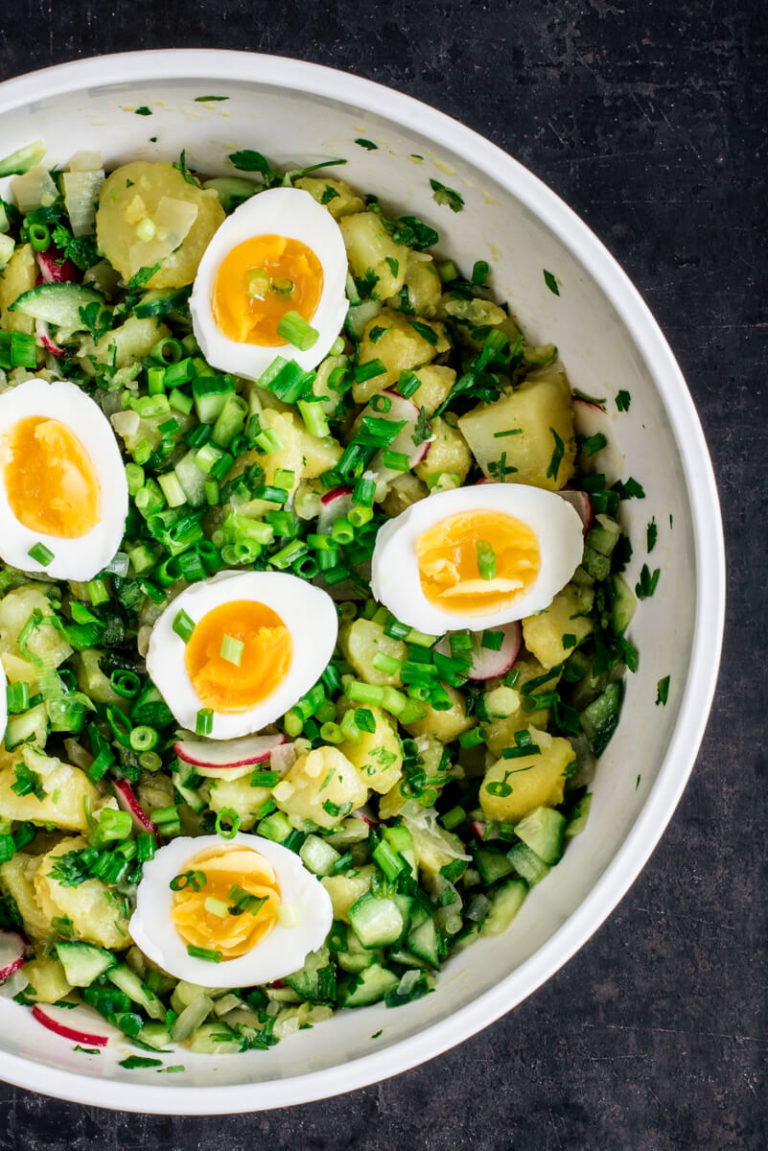 Kartoffelsalat mit Minze, Petersilie und Gurke | schmecktwohl