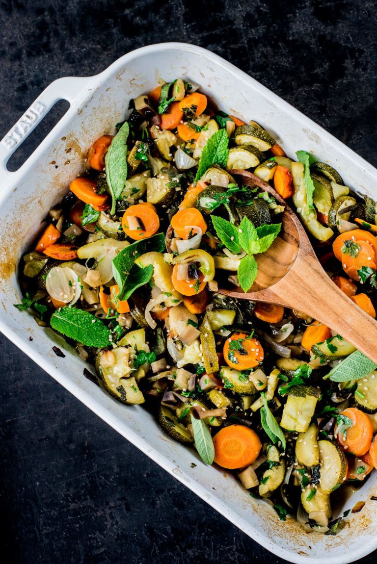 Gemüse-Salat mit Gartenkräutern | schmecktwohl