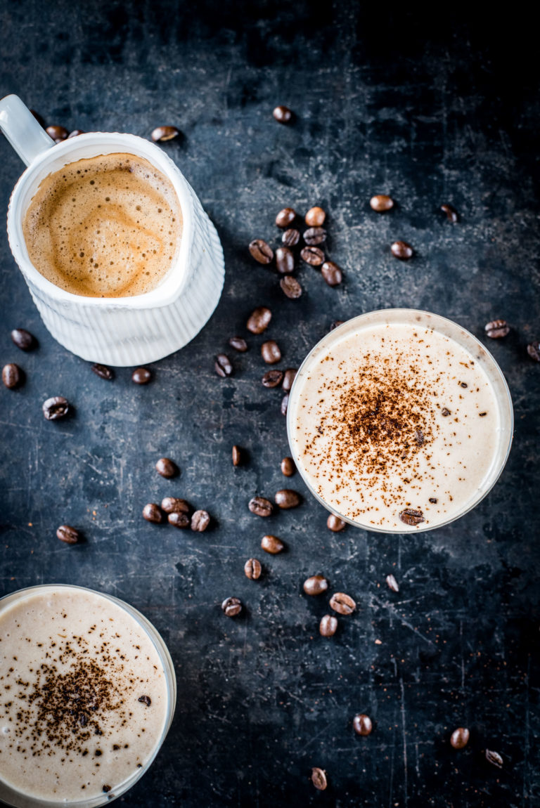 Bananen-Kokos-Shake mit Espresso // Rezept für alkoholfreie Drinks