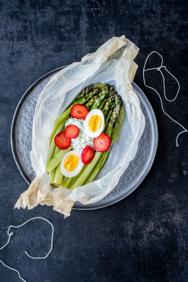 Spargel im Pergamentpapier: Mit Erdbeeren und wachsweichem Ei