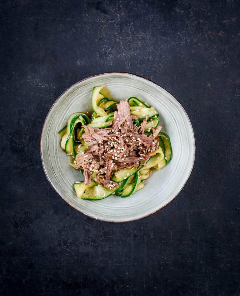 Pulled Beef auf asiatischem Gurken-Sesam-Salat | schmecktwohl