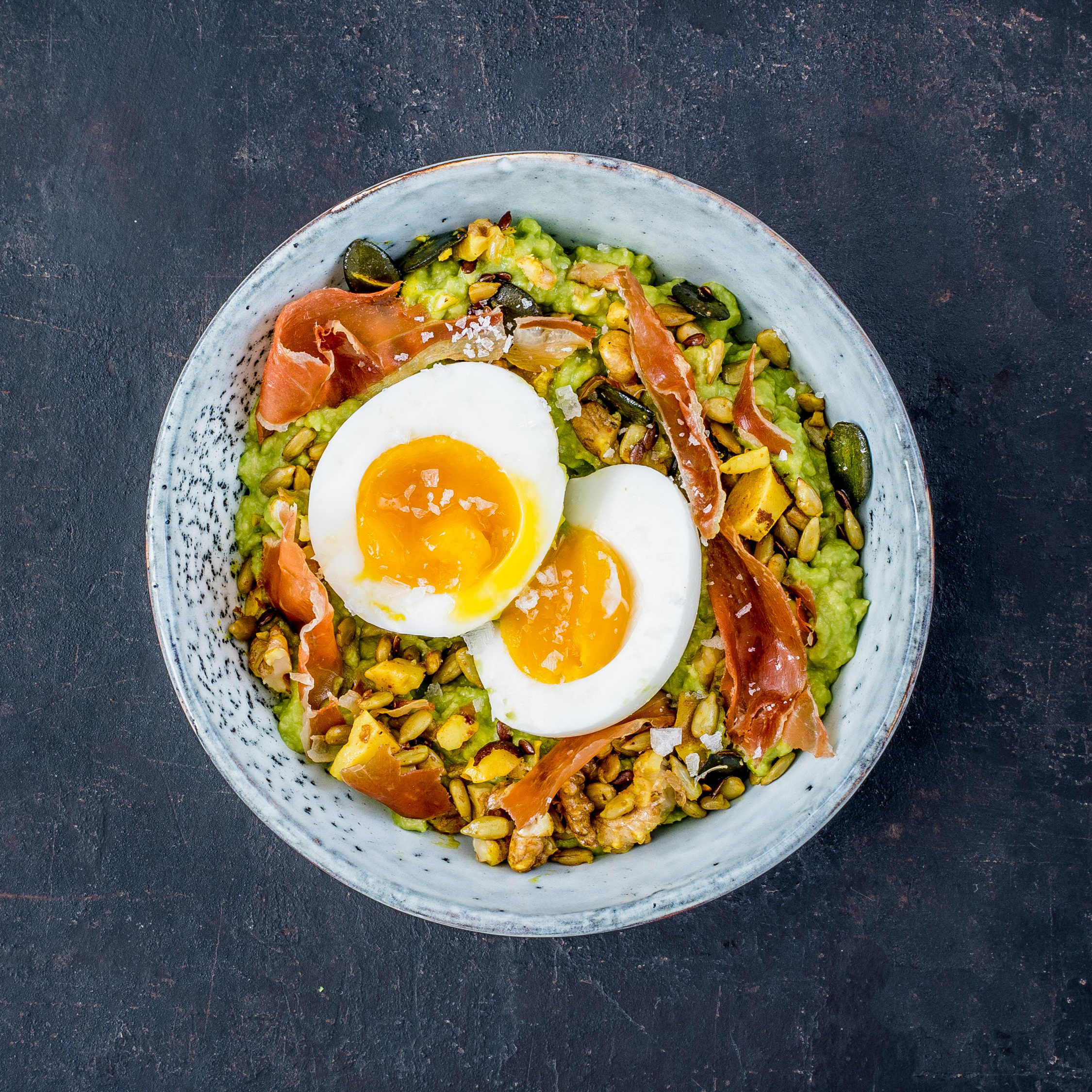 Guacamole mit weichem Ei