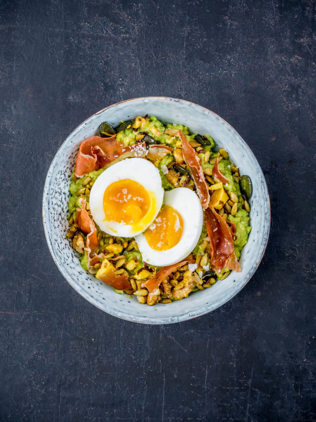 Guacamole mit weichem Ei