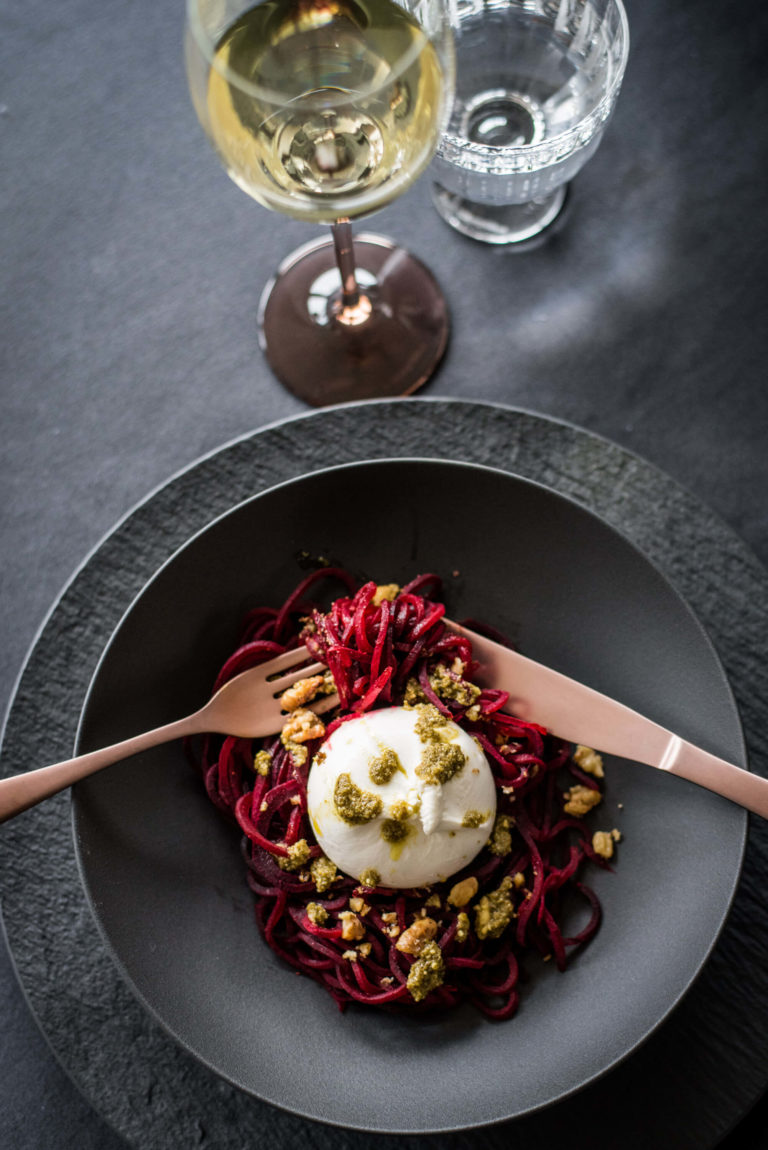Rote-Bete-Spaghetti mit Burrata und Basilikumpesto | schmecktwohl
