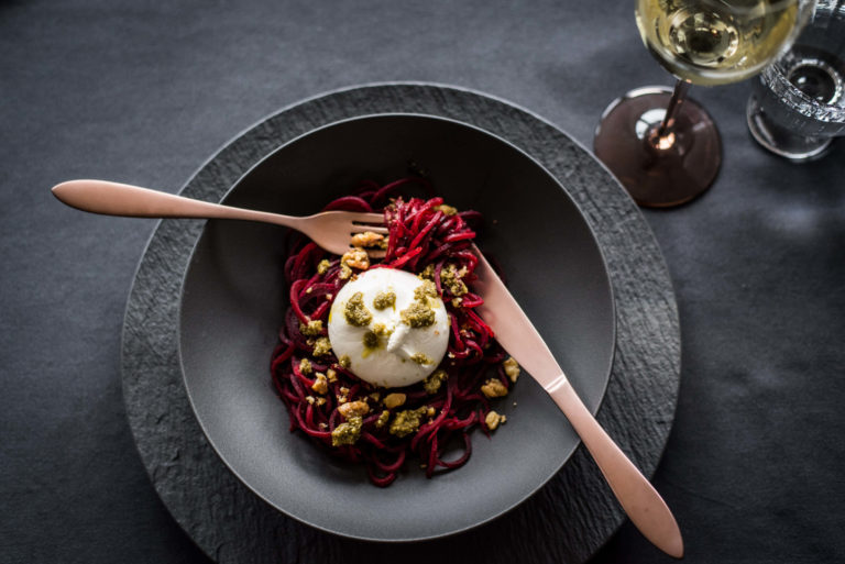 Rote-Bete-Spaghetti mit Burrata und Basilikumpesto | schmecktwohl