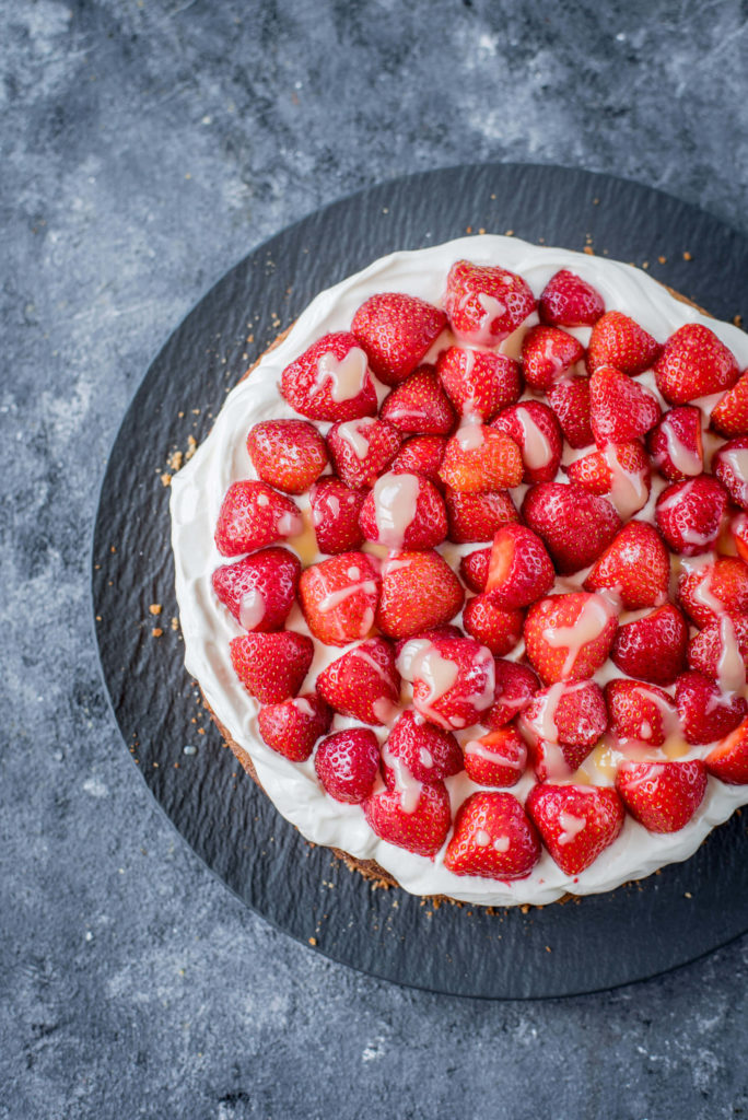 Eierlikörkuchen mit Frischkäse-Vanille-Creme und Erdbeeren | schmecktwohl