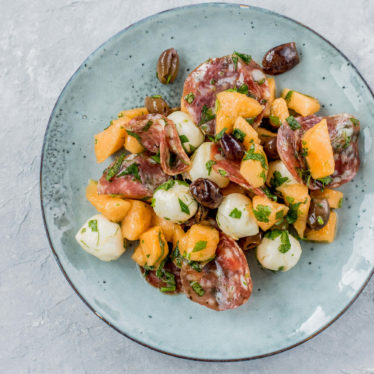 Antipasti mit Melone und Salami