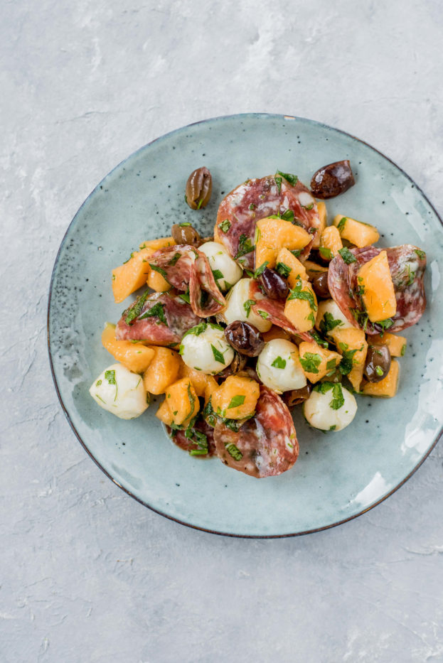 Antipasti mit Melone und Salami