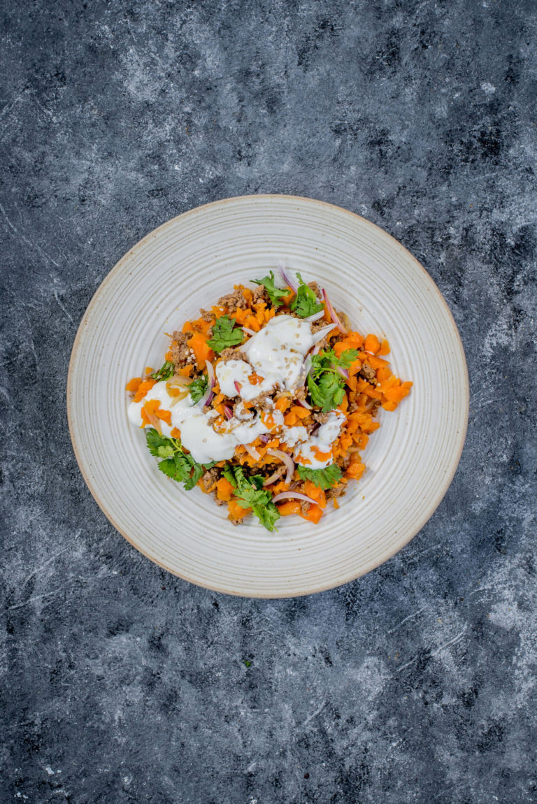 Möhren-Lammhack-Pfanne mit Joghurt | schmecktwohl