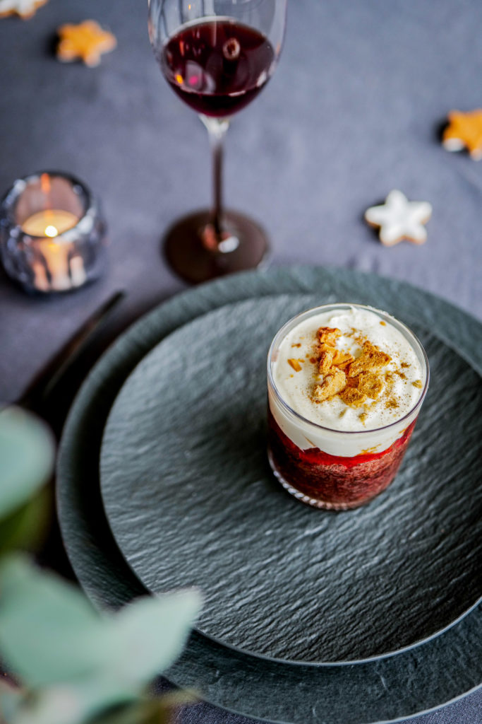 Schokoladenkuchen im Glas mit Zwetschgen und Spekulatius-Joghurt ...