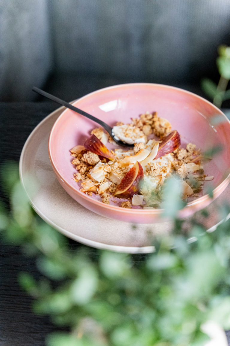 Kokosmilch-Pannacotta mit Mandelcrumble und Kokoschips | schmecktwohl