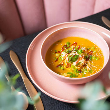 <div class="before_title">Dinner for One: Das Silvestermenü für Zuhause</div>Dinner for One_Menue_Rezepte-1142244 Dinner for One: Mulligatawny